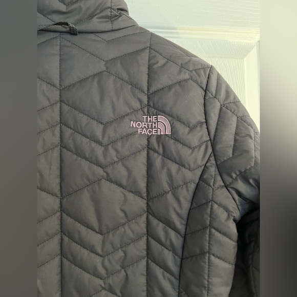 The North Face Women's Small Black Lightweight Puffer Jacket - Picture 4 of 8